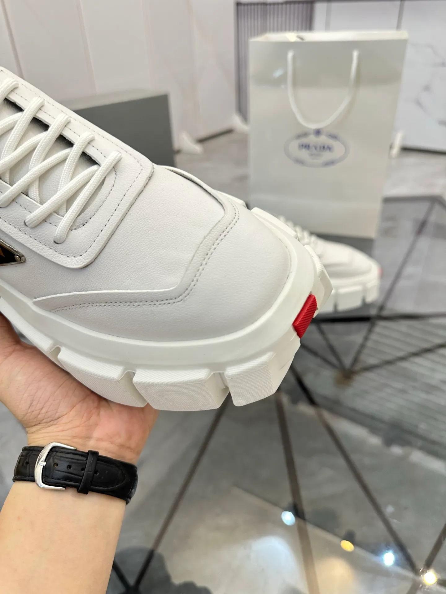 Selling men's shoes 💰: 💰P560¥ High-end top quality Product trademark: Prada * "Prada*" low-top casual shoes Regular size: 35-45 (can be customized to 46) Couple style Product material: imported first-layer cowhide leather upper, breathable lining, original outsole. No.: H201